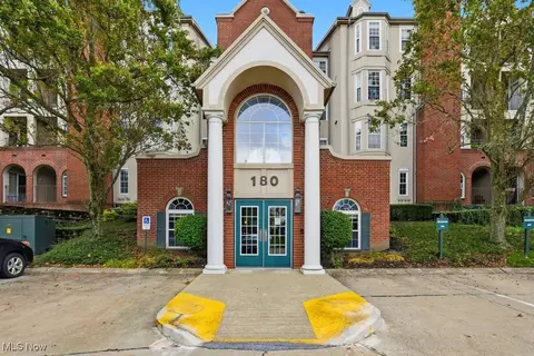 180 Fox Hollow Dr #105, Mayfield Heights, OH 44124