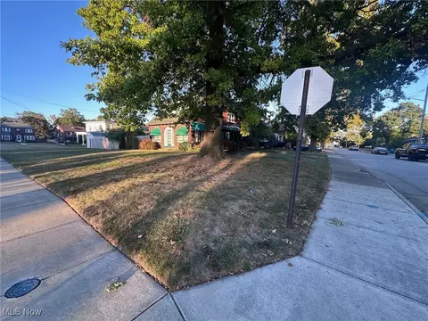 Exterior - 1172 W 7th St, Lorain, OH 44052 photo 2 of 8