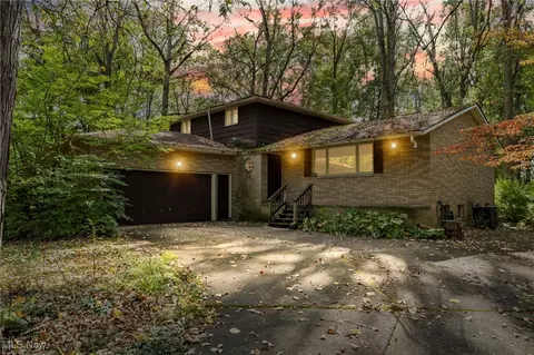 285 Skylane Dr, Northfield, OH 44067
