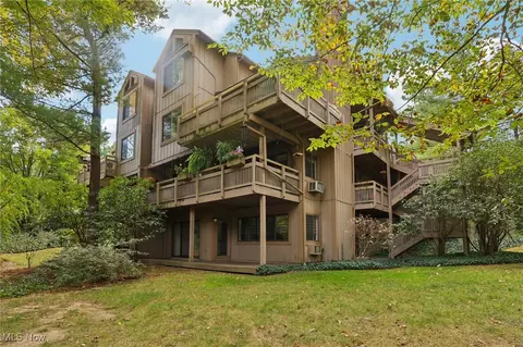 609 Meredith Ln, Cuyahoga Falls, OH 44223