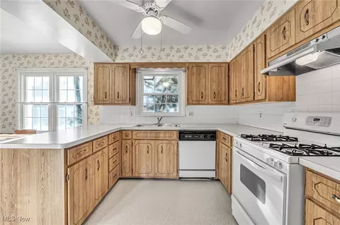 Kitchen - 35690 Solon Rd, Solon, OH 44139 photo 3 of 4