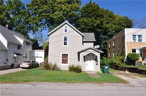 217 W Summit St, Barberton, OH 44203