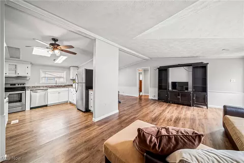 Living - 151 Oaktree Ln, Hiram, OH 44234 photo 3 of 3