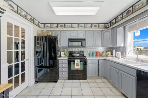 Kitchen - 8314 Sapphire Ave NE, Canton, OH 44721 photo 2 of 3