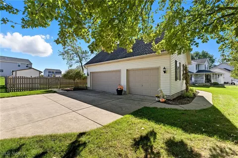 Exterior - 8314 Sapphire Ave NE, Canton, OH 44721 photo 5 of 7