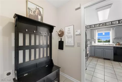 Entry Way - 8314 Sapphire Ave NE, Canton, OH 44721 photo 3 of 7