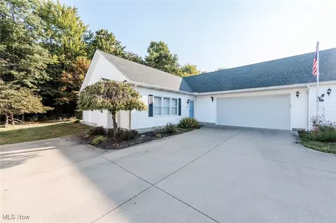 3954 Hilltop Dr, Vermilion, OH 44089
