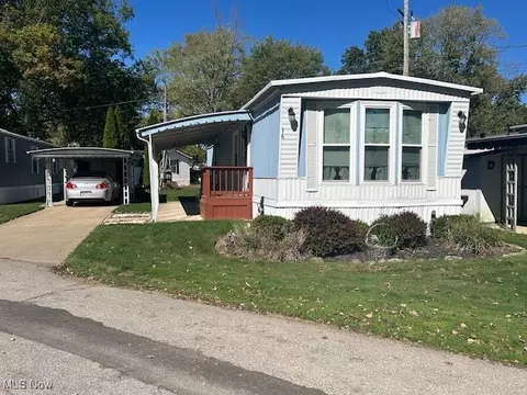 16 Van Ess Dr, Olmsted Twp, OH 44138