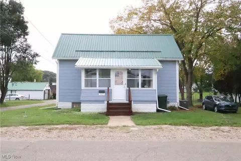325 Pearl St, Newcomerstown, OH 43832