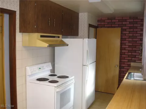 Kitchen - 2253 E 290th St, Wickliffe, OH 44092 photo 2 of 3