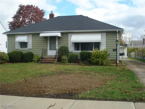 2253 E 290th St, Wickliffe, OH 44092