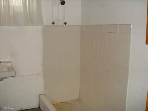 Bath - 2253 E 290th St, Wickliffe, OH 44092 photo 4 of 6