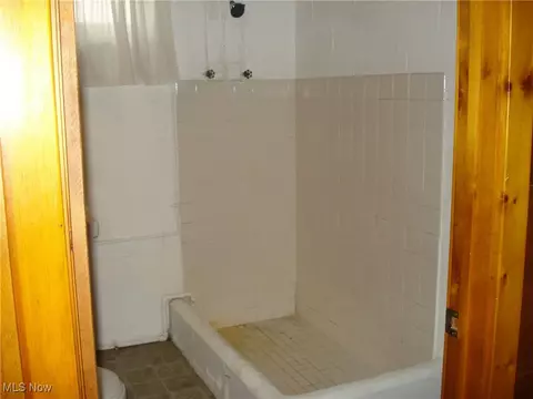 Bath - 2253 E 290th St, Wickliffe, OH 44092 photo 5 of 6
