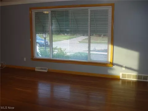 Living - 2253 E 290th St, Wickliffe, OH 44092 photo 2 of 5