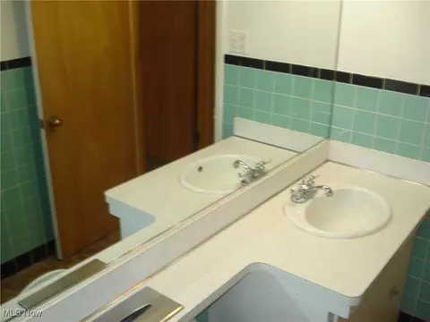Bath - 2253 E 290th St, Wickliffe, OH 44092 photo 3 of 6
