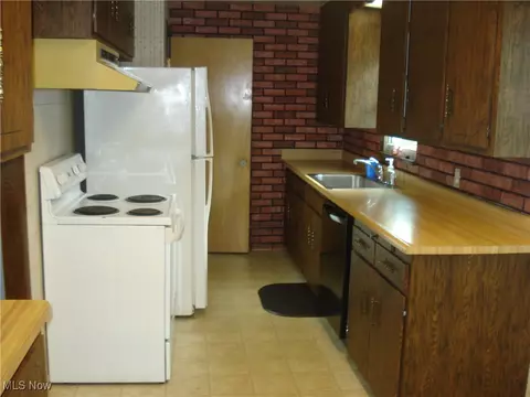 Kitchen - 2253 E 290th St, Wickliffe, OH 44092 photo 1 of 3
