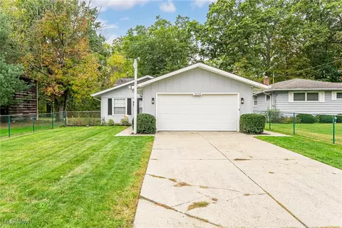 10128 Valleyview Dr, Columbia Station, OH 44028