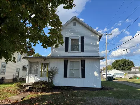 922 Pine St, Coshocton, OH 43812