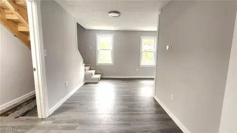 Entry Way - 1457 E 289th St, Wickliffe, OH 44092 photo 2 of 5