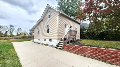 1457 E 289th St, Wickliffe, OH 44092