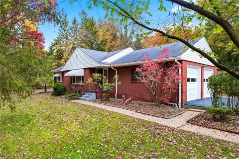 1558 Portal Dr NE, Howland, OH 44484