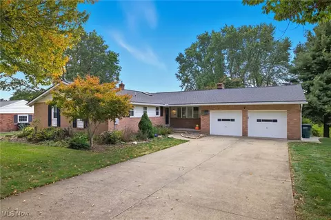 2690 Crompton St NE, Canton, OH 44721