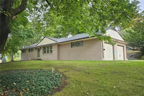 1805 Dunkeith Dr NW, Canton, OH 44708