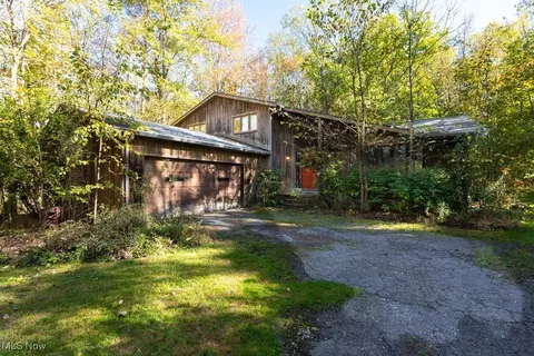 19121 Brewster Rd, Aurora, OH 44202