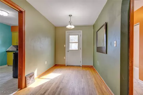 Entry Way - 1117 Bell Ct, Elyria, OH 44035 photo 2 of 3