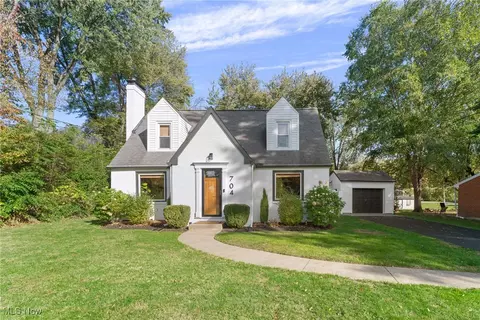 704 Woodlawn Ave NW, Canton, OH 44708