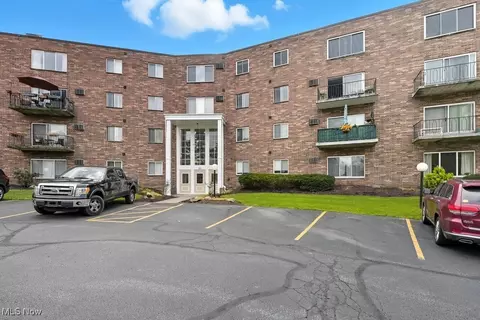 355 Solon Rd #212, Chagrin Falls, OH 44022