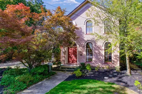 7562 River Rd, Olmsted Falls, OH 44138