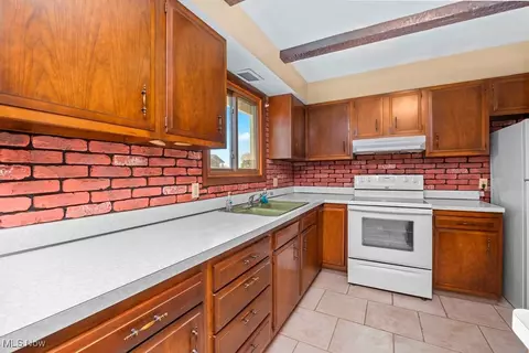 Kitchen - 19045 Whitehead Rd, Lagrange, OH 44050 photo 1 of 4