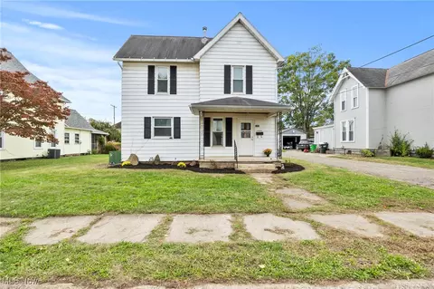 1005 Adams St, Coshocton, OH 43812