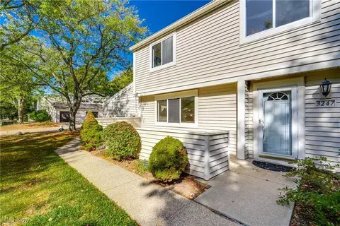3247 Bay Landing Dr #31, Westlake, OH 44145