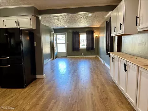 Living - 31716 Daniel Dr, Willowick, OH 44095 photo 2 of 5