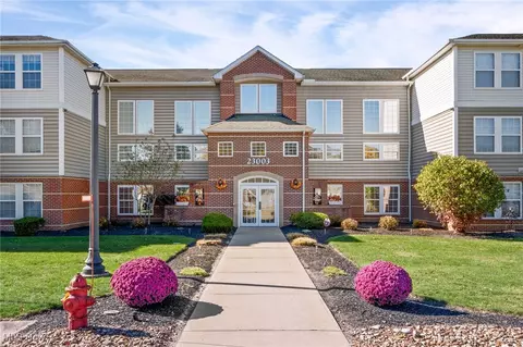 23003 Chandlers Ln #230, Olmsted Falls, OH 44138