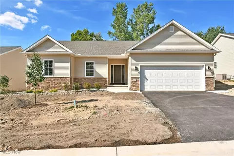 2261 Saddlebrook, Cortland, OH 44410