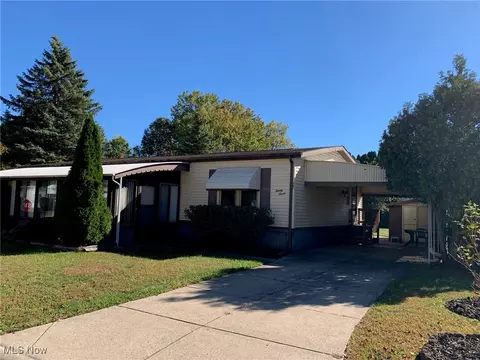 27 Sycamore Dr, Olmsted Twp, OH 44138