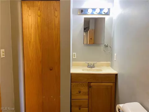 Bath - 33 E 8th St, Ashland, OH 44805 photo 1 of 2