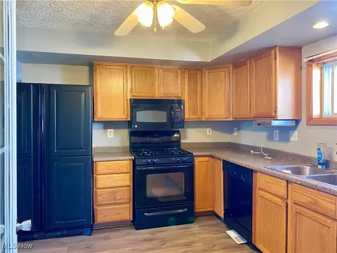 Kitchen - 33 E 8th St, Ashland, OH 44805 photo 2 of 2