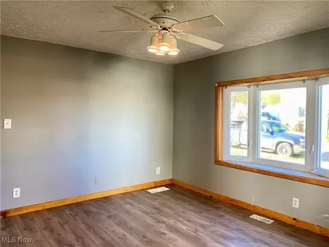 Living - 33 E 8th St, Ashland, OH 44805 photo 1 of 2