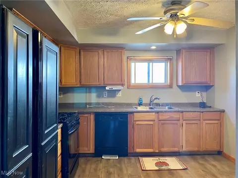 Kitchen - 33 E 8th St, Ashland, OH 44805 photo 1 of 2