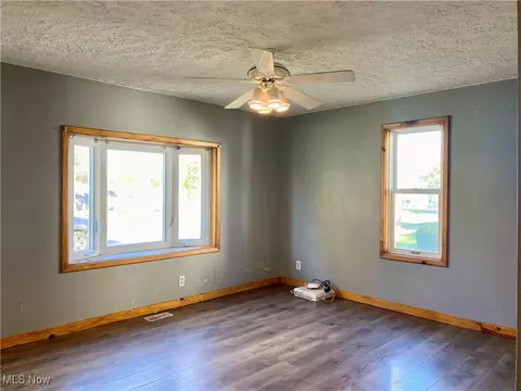 Living - 33 E 8th St, Ashland, OH 44805 photo 2 of 2