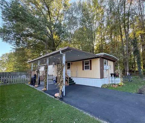 67 Oakwood Dr, Beloit, OH 44609