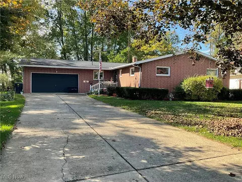2036 Glenn Dr NE, Warren, OH 44483