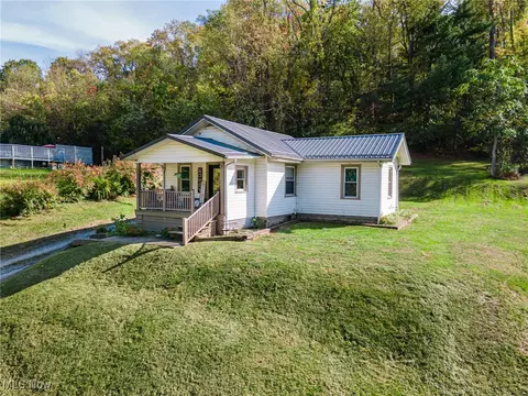 1945 Hall Dr, Coshocton, OH 43812