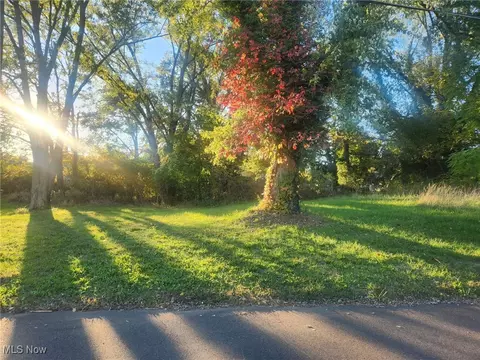 Dover Avenue Ne, Canton, OH 44714