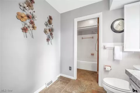 Bath - 245 Vassar Ave, Elyria, OH 44035 photo 2 of 5