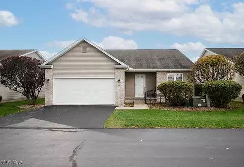 27 Danbury Ct NW, Warren, OH 44481